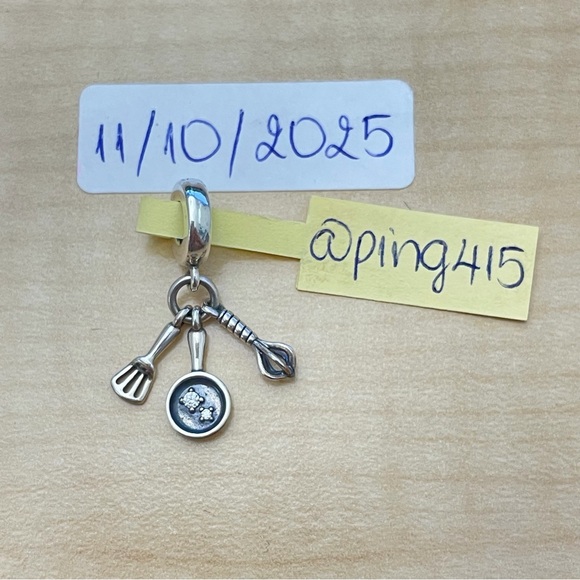 Pandora frying pan, spatula and whisk dangle - Picture 9 of 10